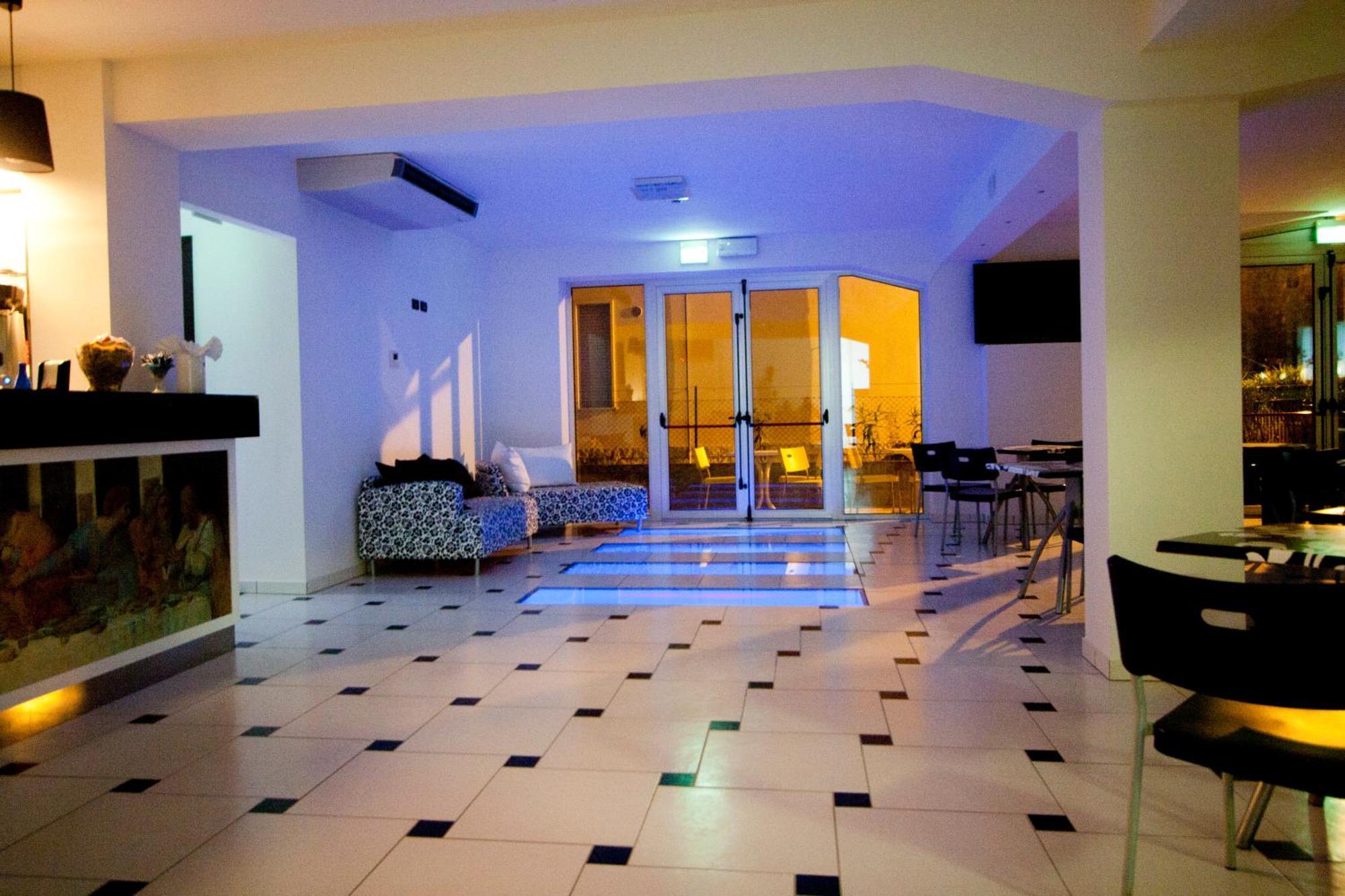 Hotel Leonardo Cesenatico Extérieur photo